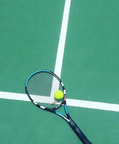 球场上的网球拍和球